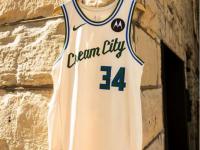 黑白直播- 冲刺阶段荷甲焦点战，密尔沃基雄鹿防线松动，质疑声仍在，年轻球员得到机会