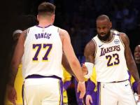 黑白体育-东契奇在SKT比赛中比赛规则变更，比赛局势复杂引发热议！上演精彩一战(赛末点138分钟版完整版伍迪艾伦)