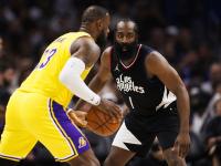 黑白直播-包含詹姆斯迎来十二赛季出色发挥，快船观众热烈欢呼！赛场气氛高涨的词条