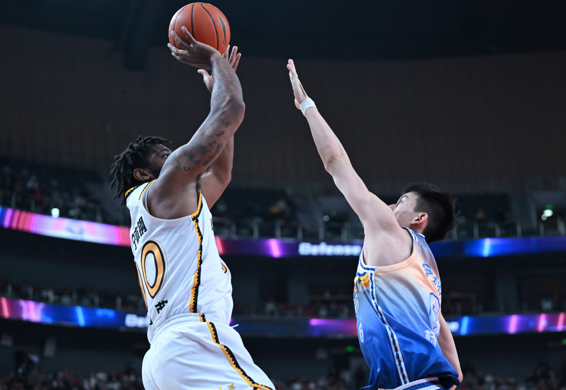 赛前体能课后；阿森纳再遭质疑备战CBA常规赛；管理层满意；年轻球员得到机会的简单介绍