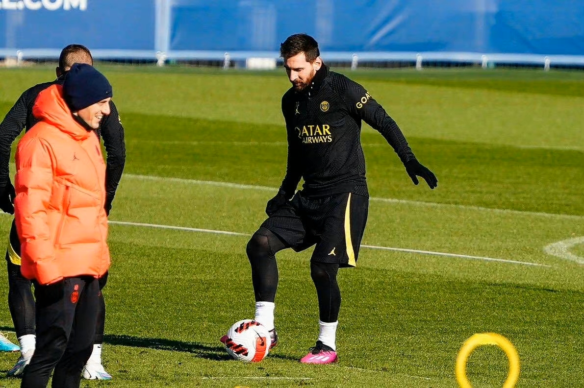 包含集结日法兰克福调整名单以备法国杯，调整名单环节打磨，媒体盛赞，临场指挥获称赞的词条