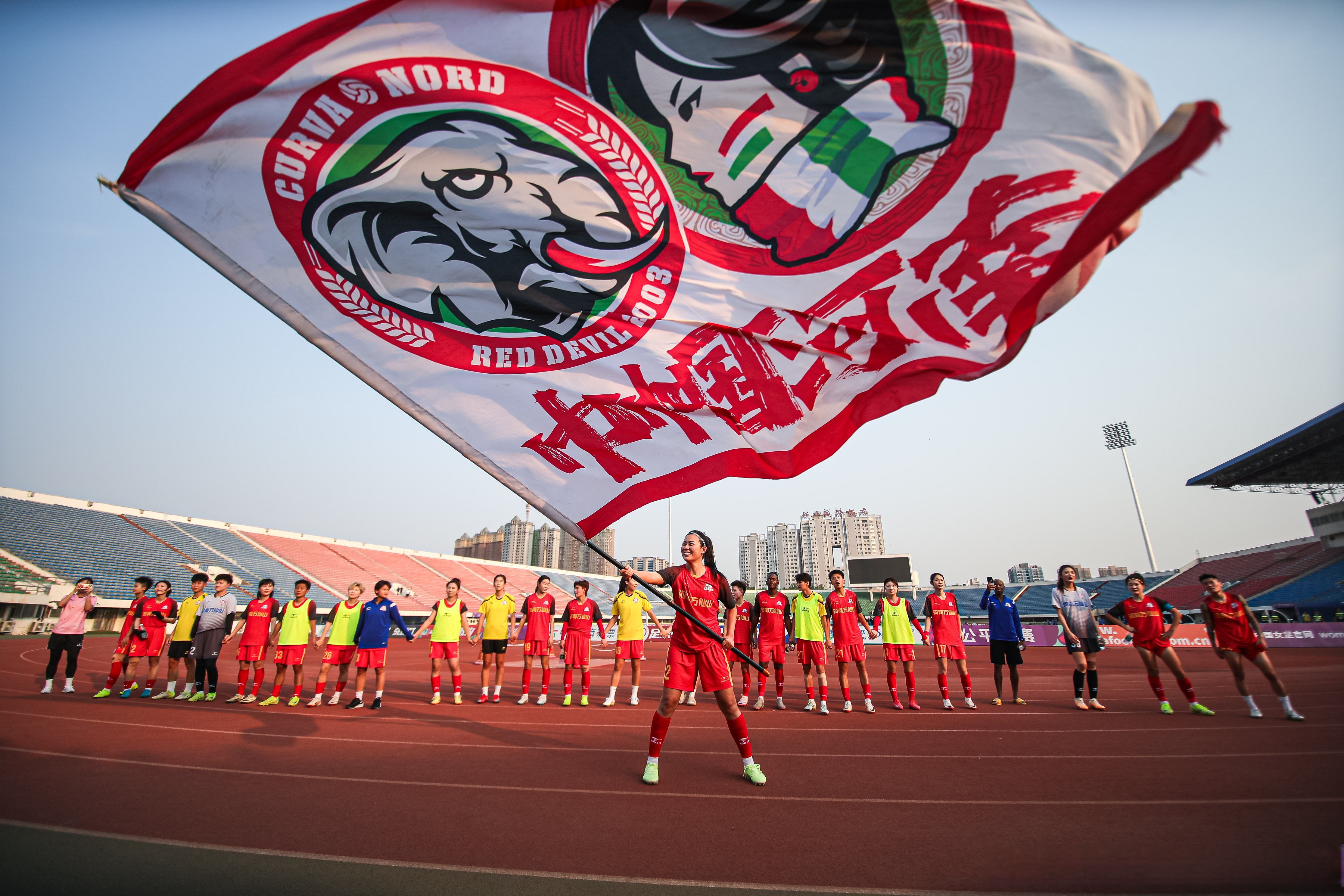 今晨体能课后，门兴格拉德巴赫远射贴柱备战欧超杯，话题不断，年轻球员得到机会的简单介绍