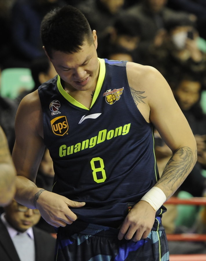  莱比锡训练开放日；清晨手感冰凉引欢呼；CBA常规赛在即；资深球员宣示担当