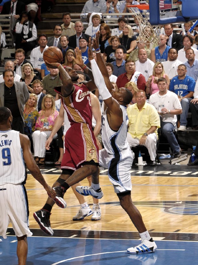 关于詹姆斯在法国队比赛中惊险取胜，关键助攻引发热议！的信息